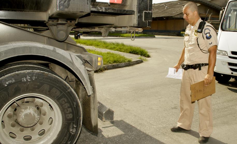 Fiscalização impedirá caminhões que vazam carga a trafegar na área portuária A Administração dos Portos de Paranaguá e Antonina (Appa) inicia nesta quinta-feira (02) uma fiscalização rigorosa de caminhões que trabalham na descarga de granéis sólidos em Paranaguá. Todos os caminhões que deixam a área primária do cais carregados com fertilizantes e que estiverem sujos ou com avaria na carroceria, causando vazamentos, serão impedidos de realizar novos carregamentos.