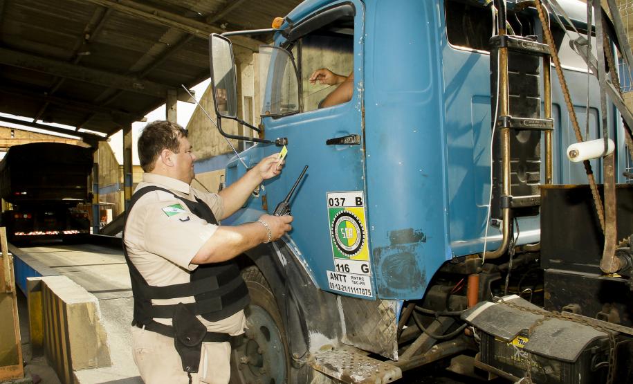 Fiscalização impedirá caminhões que vazam carga a trafegar na área portuária A ação será realizada pela Guarda Portuária da Appa e tem por objetivo forçar operadores portuários, donos de caminhões e cooperativas a manterem seus caminhões em perfeitas condições de tráfego, evitando vazamentos que causem sujeira pela cidade.