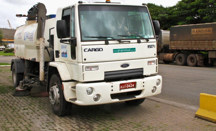 Fiscalização impedirá caminhões que vazam carga a trafegar na área portuária Diariamente, uma máquina varredeira faz o trabalho de limpeza nas principais vias de acesso ao porto. Tem ainda um grupo de 80 pessoas, que é responsável por fazer a manutenção da limpeza das ruas no entorno do porto. Outras duas máquinas, de menor porte, fazem a limpeza na área do cais.