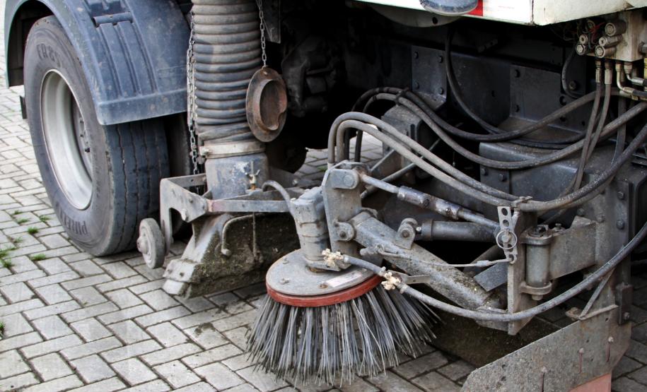 Fiscalização impedirá caminhões que vazam carga a trafegar na área portuária O material coletado na varredura é recolhido e enviado pela Associação dos Operadores do Corredor de Exportação do Porto de Paranaguá para uma empresa de Ponta Grossa (PR), que faz a compostagem do material e transforma em adubo para a plantação de grama.