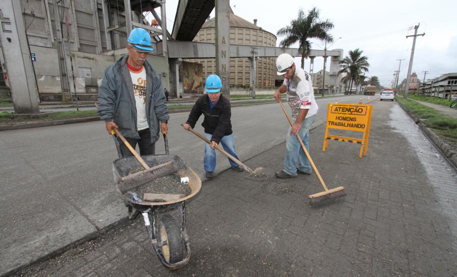 Appa reduz a população de pombos na área portuária de Paranaguá Foram adotadas ainda ações em conjunto com os operadores portuários para garantir a limpeza das vias de acesso, evitando que caminhões que carregam fertilizantes e outros granéis deixem a área primária do cais sem passar por uma higienização, por meio de jateamento mecânico de ar.