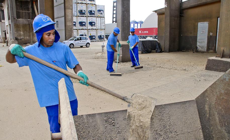 Appa reduz a população de pombos na área portuária de Paranaguá O primeiro mapeamento e contagem dos pombos na área portuária de Paranaguá, feito em junho de 2011, estimou em aproximadamente 5 mil animais. Em dezembro a população foi reduzida para menos de mil.