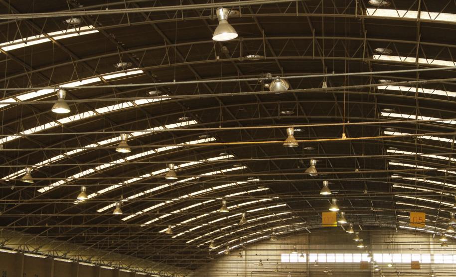 Appa reduz a população de pombos na área portuária de Paranaguá A Appa também providenciou uma reforma geral em diversos armazéns e outras instalações do porto, com recuperação das coberturas, instalação de redes, de cortinas plásticas nas portas, limpeza geral e a colocação de mecanismos para controle de pragas.