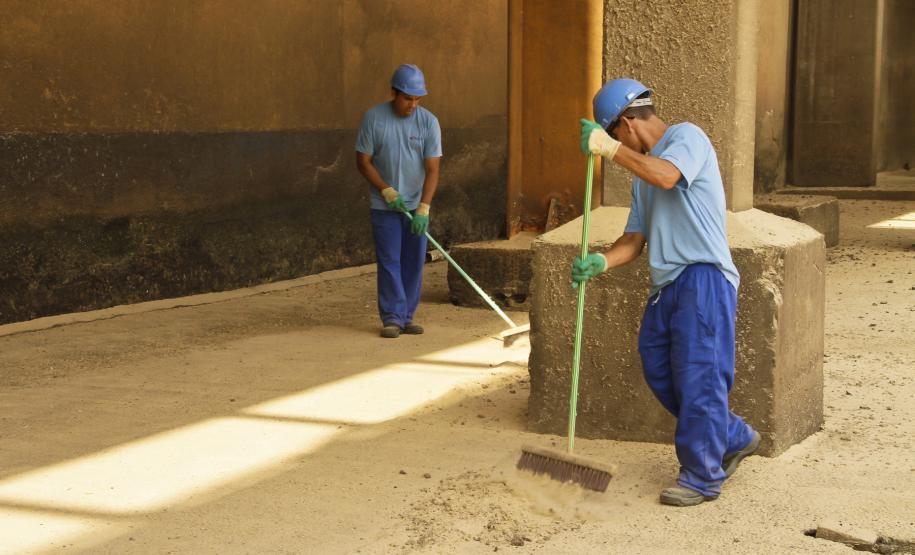 Appa reduz a população de pombos na área portuária de Paranaguá O Núcleo Ambiental montou um Plano de Controle de Zoonoses, com mapeamento de áreas e contagens dos pombos, a partir de registros fotográficos, para determinar quais eram os locais mais procurados e os períodos.