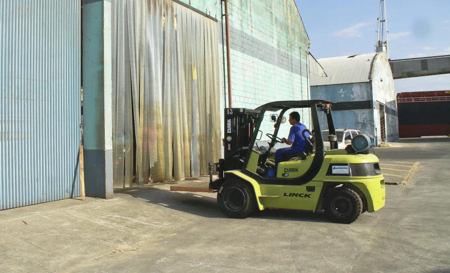 Appa reduz a população de pombos na área portuária de Paranaguá A Appa também providenciou uma reforma geral em diversos armazéns e outras instalações do porto, com recuperação das coberturas, instalação de redes, de cortinas plásticas nas portas, limpeza geral e a colocação de mecanismos para controle de pragas.