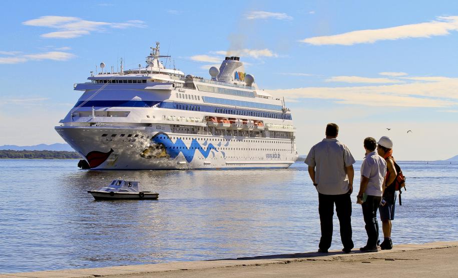 Navio com mil turistas alemães volta ao Porto de Paranaguá O Porto de Paranaguá receberá neste sábado (11) o navio de bandeira alemã Aida Cara. Será a quarta passagem da embarcação, com capacidade para mil turistas, pelo Litoral do Paraná. A Secretaria do Turismo, através das vinculadas Ecoparaná e Paraná Turismo, a Administração dos Portos de Paranaguá e Antonina e as Fundações Municipais de Turismo e Cultura de Paranaguá trabalham para que cada vez mais navios desembarquem na cidade.