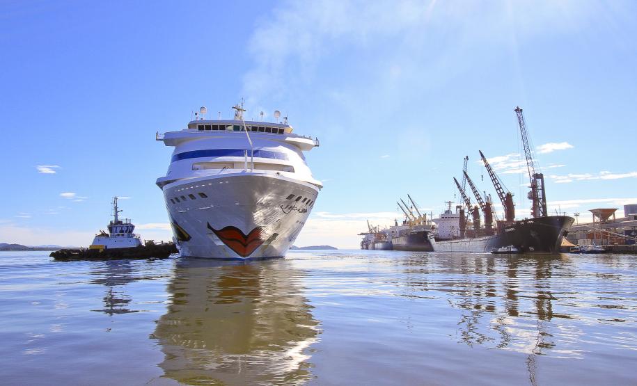 Navio com mil turistas alemães volta ao Porto de Paranaguá O Porto de Paranaguá receberá neste sábado (11) o navio de bandeira alemã Aida Cara. Será a quarta passagem da embarcação, com capacidade para mil turistas, pelo Litoral do Paraná. A Secretaria do Turismo, através das vinculadas Ecoparaná e Paraná Turismo, a Administração dos Portos de Paranaguá e Antonina e as Fundações Municipais de Turismo e Cultura de Paranaguá trabalham para que cada vez mais navios desembarquem na cidade.