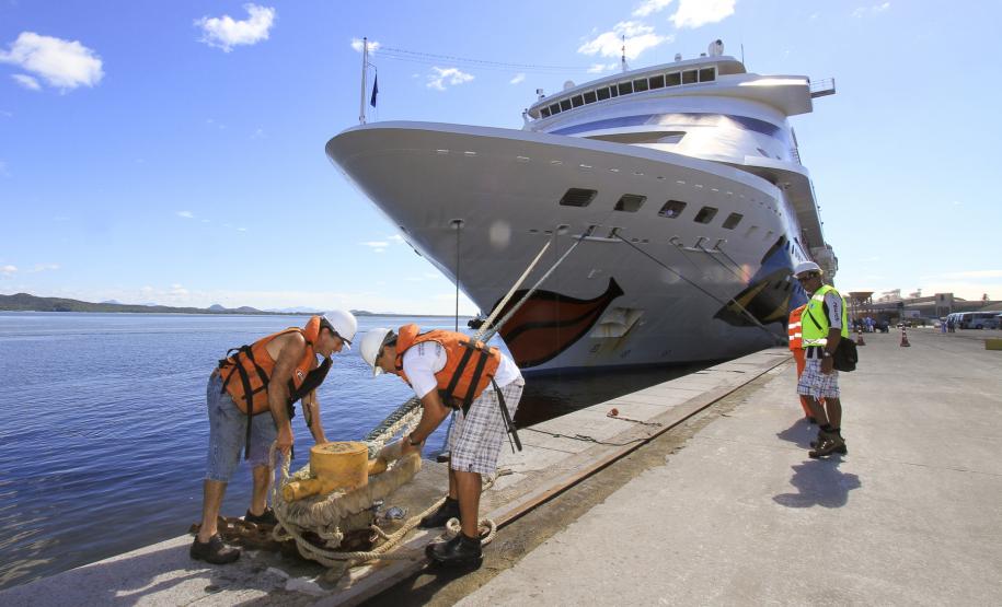 Navio com mil turistas alemães volta ao Porto de Paranaguá O Porto de Paranaguá receberá neste sábado (11) o navio de bandeira alemã Aida Cara. Será a quarta passagem da embarcação, com capacidade para mil turistas, pelo Litoral do Paraná. A Secretaria do Turismo, através das vinculadas Ecoparaná e Paraná Turismo, a Administração dos Portos de Paranaguá e Antonina e as Fundações Municipais de Turismo e Cultura de Paranaguá trabalham para que cada vez mais navios desembarquem na cidade.
