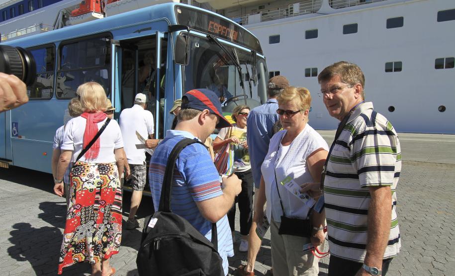 Navio com mil turistas alemães volta ao Porto de Paranaguá Manifestações artísticas e culturais serão apresentadas aos turistas estrangeiros em diversos pontos de Paranaguá. Na Praça 29 de Julho, haverá exposição e venda de artesanato produzido com sementes, fibras de coco e escamas de peixe. No Mercado do Artesanato, a programação inclui apresentações dos índios da Ilha da Cotinga.
