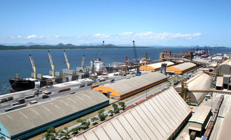 Projetos de expansão dos portos paranaenses atendem a demanda de cargas para os próximos 30 anos Pesquisadores da Universidade de Santa Catarina, responsáveis pela elaboração do Plano Nacional de Logística Portuária, apresentaram nesta terça-feira, em Brasília, os resultados relativos aos estudos realizados no Porto de Paranaguá. Contratada pela Secretaria de Portos, a UFSC está realizando o planejamento portuário para os principais portos do país para os próximos 20 anos.