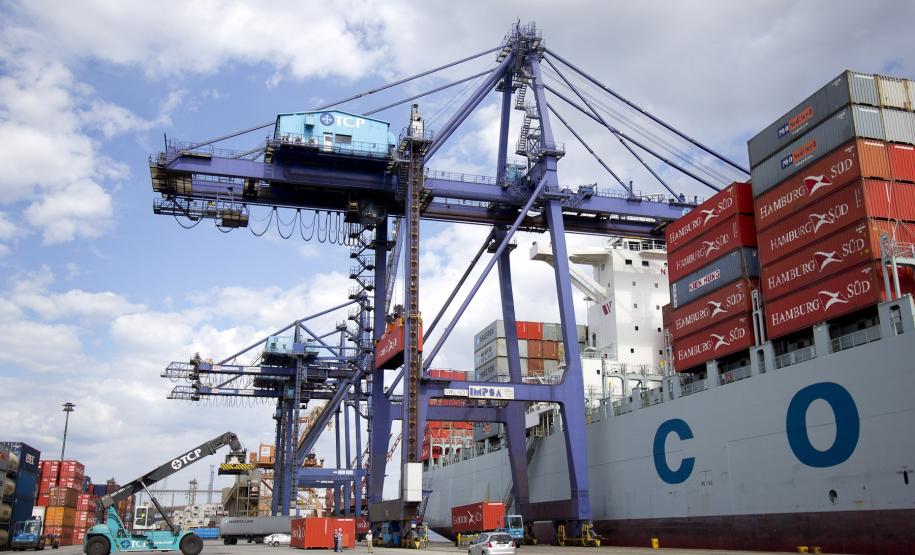 Antes deste, o maior navio a atracar no Porto de Paranaguá foi o Maipo, em fevereiro do ano passado. Navio de bandeira brasileira, ele tinha 306 metros de comprimento. Tratava-se também de um porta-contrêineres, com capacidade para 6500 TEUs. Já o Cosco Vietnam tem capacidade para oito mil contêineres e em Paranaguá realizou 800 movimentos.