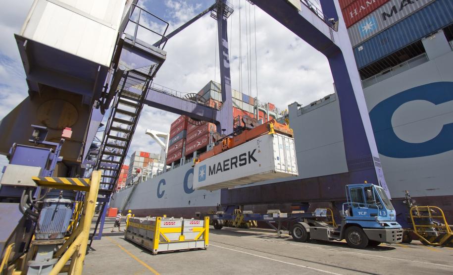 O Cosco Vietnam tem capacidade para oito mil contêineres e em Paranaguá realizou 800 movimentos.