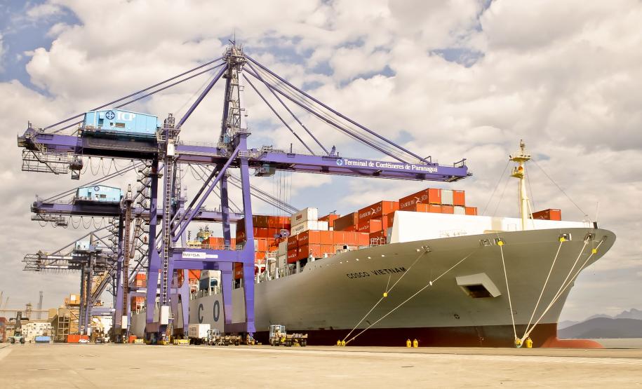 Antes de Paranaguá, o Cosco Vietnam – que tem bandeira chinesa – passou pelos portos do Rio Grande (RS) e de Itapoá (SC). Depois da escala no terminal paranaense, o navio segue para Santos e de lá, para Cingapura.