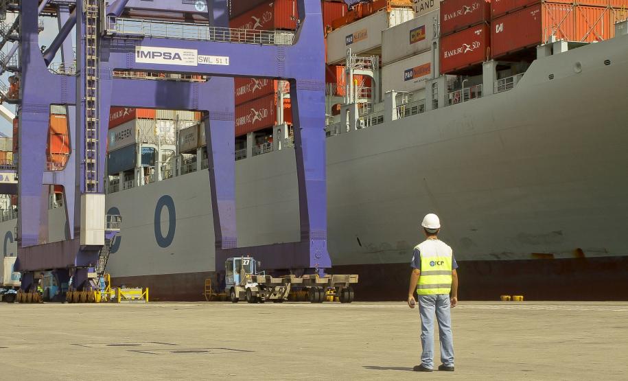 O navio segue a tendência dos novos portacontêineres, que devem aumentar cada vez mais de tamanho, para ter maior capacidade e, ao mesmo tempo, exigir menor calado. Antes de Paranaguá, o Cosco Vietnam – que tem bandeira chinesa – passou pelos portos do Rio Grande (RS) e de Itapoá (SC). Depois da escala no terminal paranaense, o navio segue para Santos e de lá, para Cingapura.