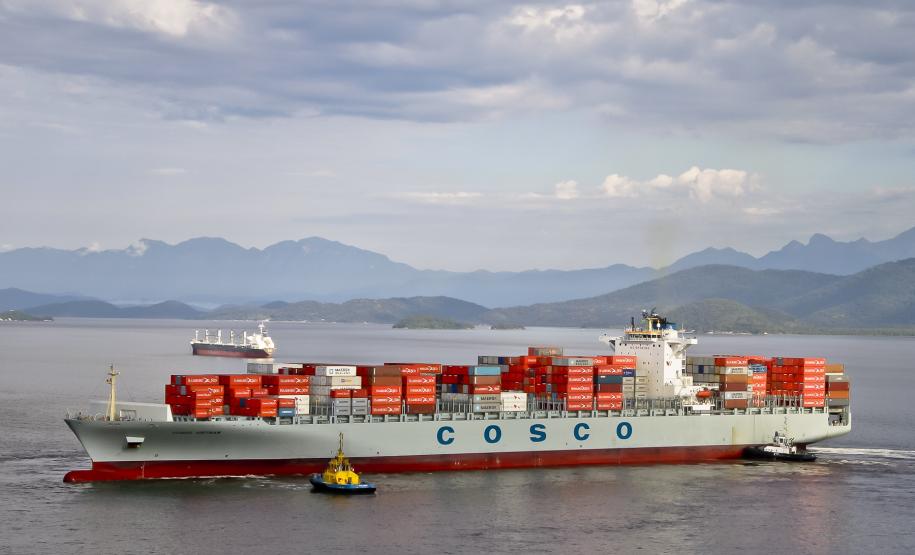 Uma ação especial de segurança da Capitania dos Portos do Paraná permitiu que o navio Cosco Vietnam atracasse no Porto de Paranaguá na manha desta terça-feira (21). Maior navio a aportar em Paranaguá, o Cosco Vietnam é um porta-contêineres com 334 metros de comprimento, 42,8 metros de largura e exige um calado máximo de 14,5 metros.
