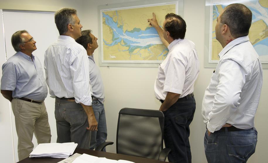 Reunião de secretários discute Litoral no Porto de Paranaguá O encontro reuniu quatro secretários, o superintendente do Porto de Paranaguá e Antonina (APPA), e os presidentes do Instituto Ambiental do Paraná (IAP) e da EcoParaná. Também participaram do encontro, Luiz Mussato Pinto, presidente do IAP, Rafael Andregueto, da EcoParaná, o procurador Jurídico da APPA, Maurício Ferrante e o diretor técnico do porto, Paulinho Dalmaz.