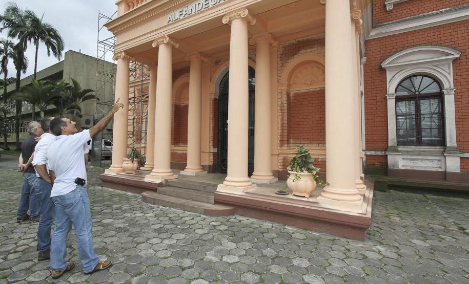 Reunião de secretários discute Litoral no Porto de Paranaguá Secretários de Estado e dirigentes de órgãos do governo estiveram reunidos nesta sexta-feira (24), no Porto de Paranaguá, depois de fazer um giro pelo Litoral, para discutir propostas e projetos nas áreas de infraestrutura, turismo, meio ambiente e desenvolvimento urbano da região.