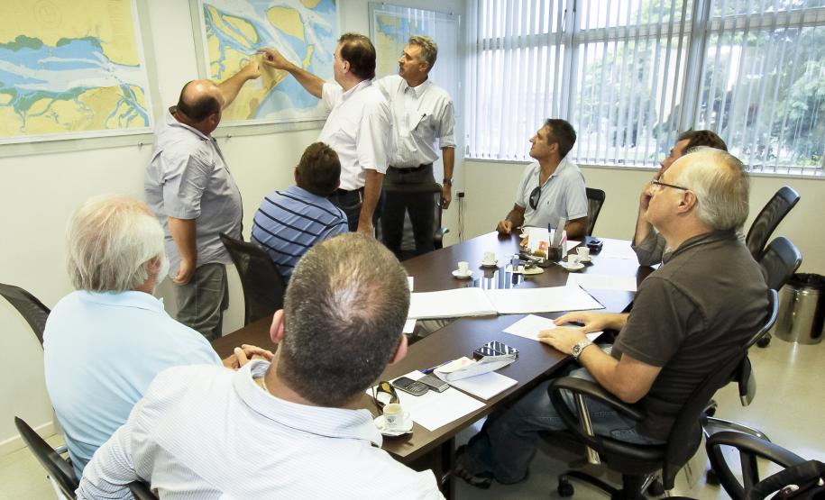 Reunião de secretários discute Litoral no Porto de Paranaguá O encontro reuniu quatro secretários, o superintendente do Porto de Paranaguá e Antonina (APPA), e os presidentes do Instituto Ambiental do Paraná (IAP) e da EcoParaná. Também participaram do encontro, Luiz Mussato Pinto, presidente do IAP, Rafael Andregueto, da EcoParaná, o procurador Jurídico da APPA, Maurício Ferrante e o diretor técnico do porto, Paulinho Dalmaz.