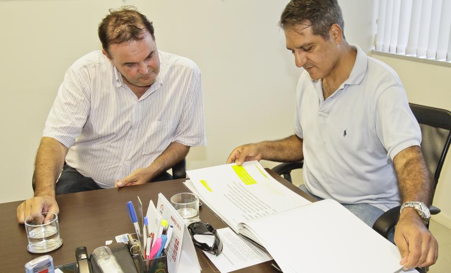 Reunião de secretários discute Litoral no Porto de Paranaguá Secretários de Estado e dirigentes de órgãos do governo estiveram reunidos nesta sexta-feira (24), no Porto de Paranaguá, depois de fazer um giro pelo Litoral, para discutir propostas e projetos nas áreas de infraestrutura, turismo, meio ambiente e desenvolvimento urbano da região.