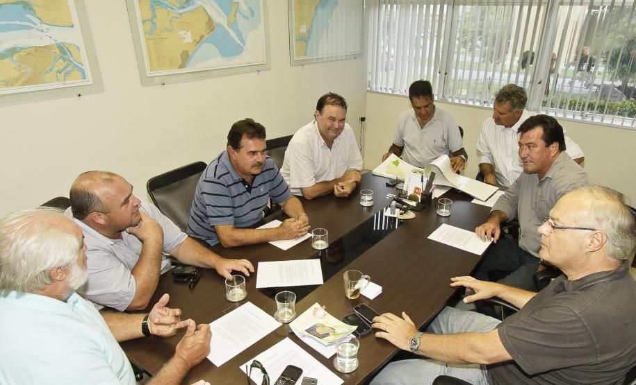 Reunião de secretários discute Litoral no Porto de Paranaguá Secretários de Estado e dirigentes de órgãos do governo estiveram reunidos nesta sexta-feira (24), no Porto de Paranaguá, depois de fazer um giro pelo Litoral, para discutir propostas e projetos nas áreas de infraestrutura, turismo, meio ambiente e desenvolvimento urbano da região.