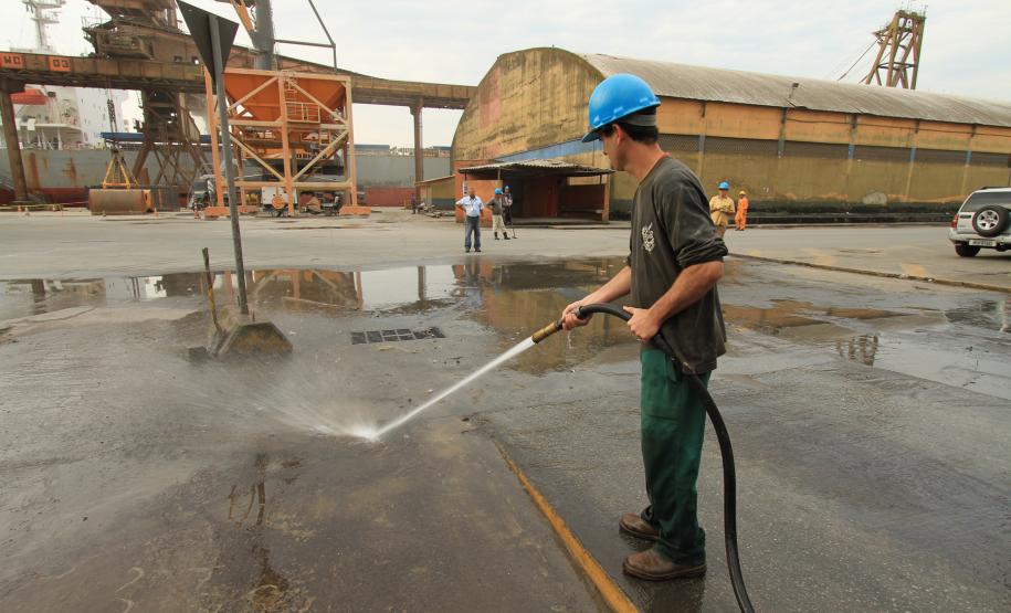 A Administração dos Portos de Paranaguá e Antonina (Appa) e o Sindicato dos Trabalhadores do Bloco assinaram nesta terça-feira, em Paranaguá, um acordo coletivo de trabalho. O termo prevê reajustes salariais e aumento de fainas de trabalho. Ele é válido para os próximos dois anos e foi assinado pelo superintendente dos portos de Paranaguá e Antonina, Airton Maron e pelo presidente do Sindicato, André César Santos.