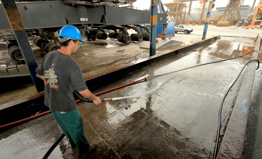 O Sindicato dos Trabalhadores do Bloco reúne cerca de 400 homens que cuidam da limpeza do cais do porto, da moega e do silão. O acordo coletivo de trabalho prevê reajustes salariais e aumento de fainas de trabalho. Ele é válido para os próximos dois anos e foi assinado pelo superintendente dos portos de Paranaguá e Antonina, Airton Maron e pelo presidente do Sindicato, André César Santos.