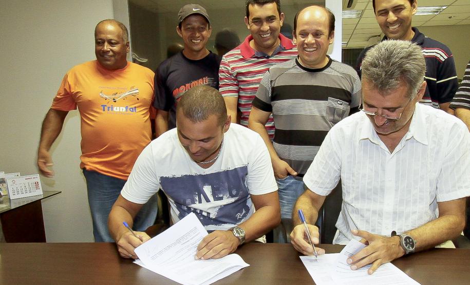 Acordo entre Appa e trabalhadores promove reajuste salarial e aumento de ofertas de trabalho Além do reajuste salarial, o acordo criou duas fainas (áreas de trabalho) para o Bloco. Agora, os trabalhadores da categoria são responsáveis pela limpeza das dalas (correias que transportam os granéis) e por aplicar os jatos de ar nos caminhões que operam no corredor de exportação.