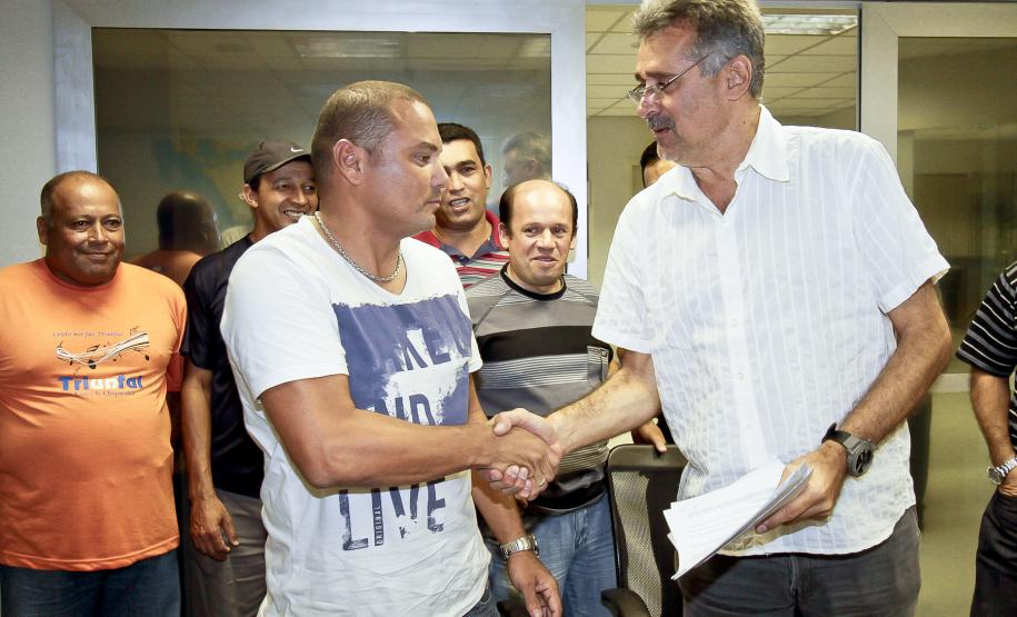 Acordo entre Appa e trabalhadores promove reajuste salarial e aumento de ofertas de trabalho A Administração dos Portos de Paranaguá e Antonina (Appa) e o Sindicato dos Trabalhadores do Bloco assinaram nesta terça-feira, em Paranaguá, um acordo coletivo de trabalho. O termo prevê reajustes salariais e aumento de fainas de trabalho. Ele é válido para os próximos dois anos e foi assinado pelo superintendente dos portos de Paranaguá e Antonina, Airton Maron e pelo presidente do Sindicato, André César Santos.