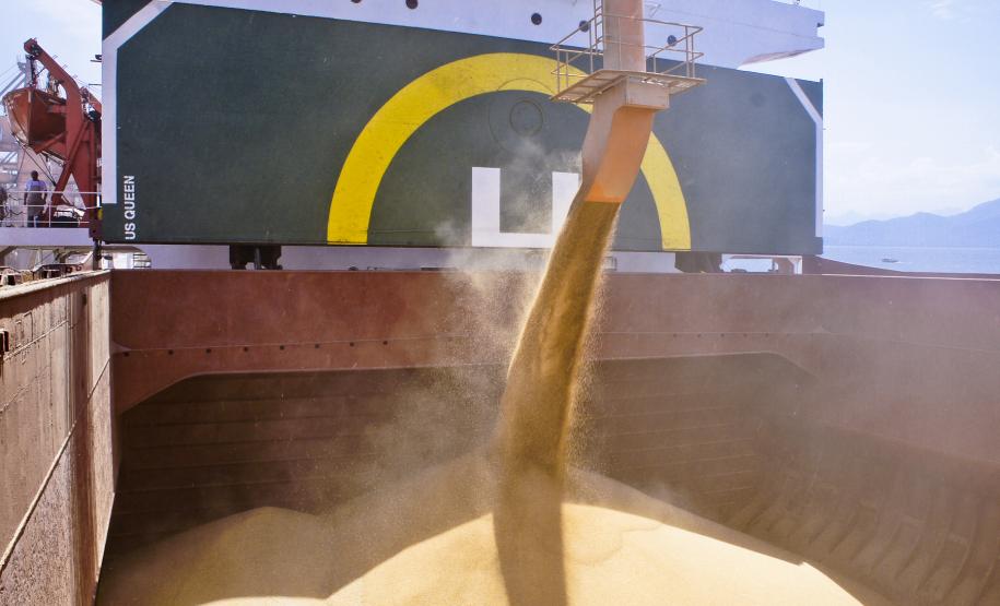 Porto de Paranaguá registra alta de 40% nas exportações de granéis no primeiro bimestre As exportações de granéis pelo Corredor de Exportador do Porto de Paranaguá registraram um aumento de 40% no primeiro bimestre deste ano em comparação com o mesmo período do ano passado. Entre janeiro e fevereiro, foram exportados pelo Porto de Paranaguá dois milhões de toneladas de soja, farelo de soja, trigo e açúcar.