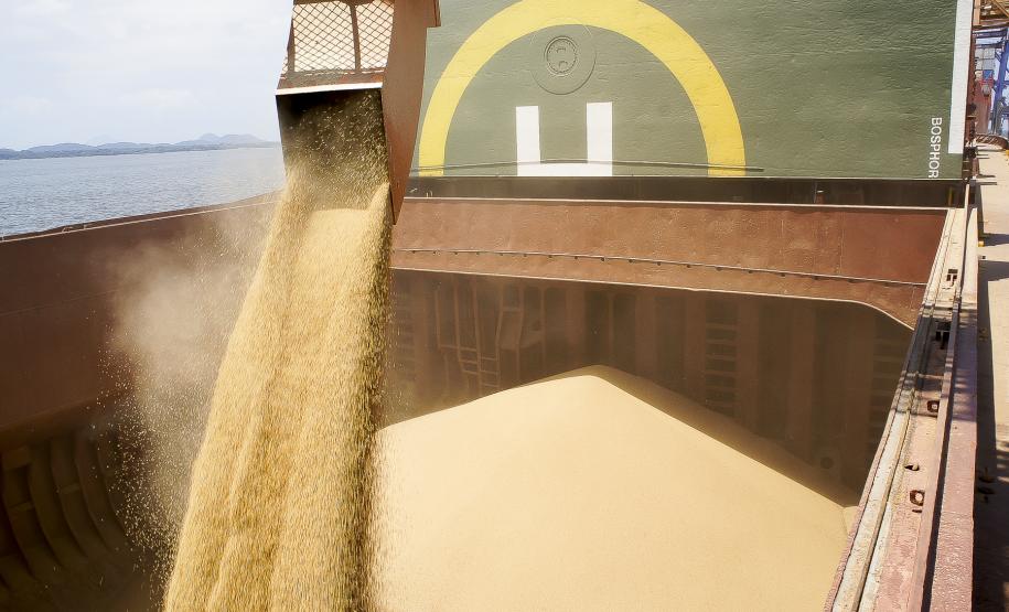 Porto de Paranaguá registra alta de 40% nas exportações de granéis no primeiro bimestre Já no Paraná, de onde vem cerca de 50 % da soja exportada por Paranaguá, mesmo com a quebra de safra na casa dos 23%, o estado terá a quarta melhor safra de grãos da história do Estado, de acordo com dados do Departamento de Economia Rural (Deral) da Secretaria Estadual de Agricultura e de Abastecimento (Seab).