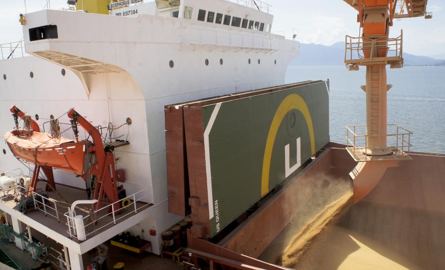 Porto de Paranaguá registra alta de 40% nas exportações de granéis no primeiro bimestre O Mato Grosso, o maior produtor de soja do país e de onde vem mais de 25% da soja exportada pelo Porto de Paranaguá, está prevendo uma alta de 8% na safra de soja de 2011/2012. A previsão é de uma produção de 22 milhões de toneladas de soja. Até agora, já foram colhidas mais de 50% do volume plantado, de acordo com dados do Instituto Matogrossense de Economia Agropecuária (Imea).