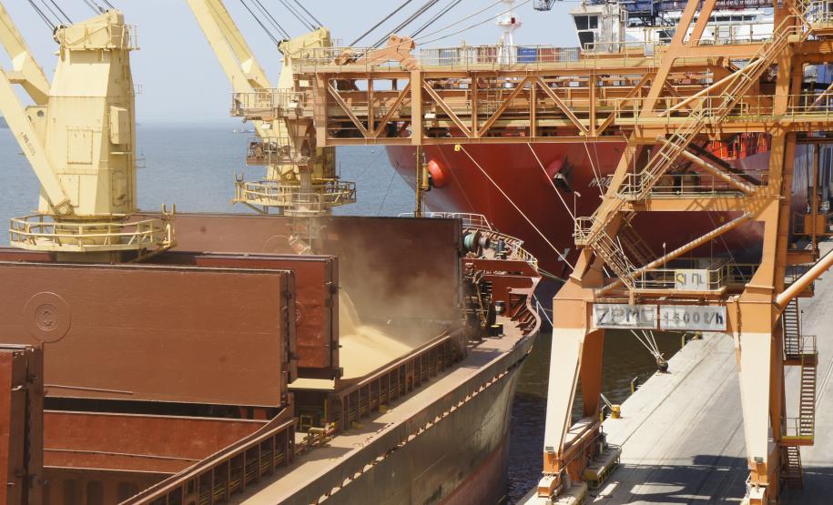 Porto de Paranaguá registra alta de 40% nas exportações de granéis no primeiro bimestre As exportações de granéis pelo Corredor de Exportador do Porto de Paranaguá registraram um aumento de 40% no primeiro bimestre deste ano em comparação com o mesmo período do ano passado. Entre janeiro e fevereiro, foram exportados pelo Porto de Paranaguá dois milhões de toneladas de soja, farelo de soja, trigo e açúcar.