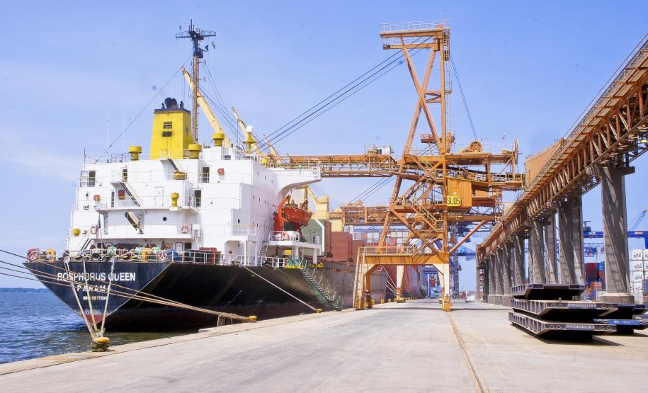 Porto de Paranaguá registra alta de 40% nas exportações de granéis no primeiro bimestre Considerando apenas a carga de soja, a movimentação no bimestre foi de 780 mil toneladas, volume quatro vezes superior ao registrado em 2011. As exportações de farelo, que também totalizaram 780 mil toneladas, representaram alta de 50% em relação ao mesmo período do ano passado.