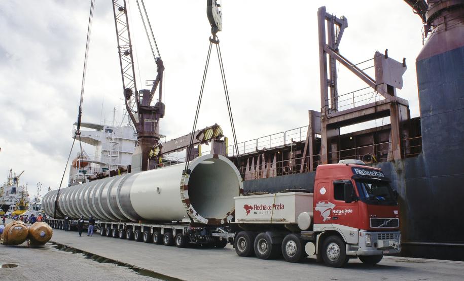 Porto de Paranaguá se especializa na movimentação de cargas especiais Peças gigantes espalhadas ao longo do cais e em pontos da área primária do Porto de Paranaguá. Para quem está acostumado a ver as cargas de granel e contêineres sendo movimentadas pelo Porto, estes equipamentos de grande porte tem mudado a paisagem de quem visita o terminal paranaense.