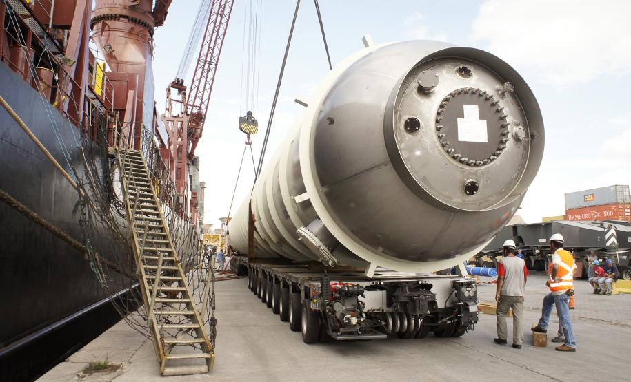 Porto de Paranaguá se especializa na movimentação de cargas especiais Já passaram por Paranaguá também as peças para a ampliação da fábrica da Incepa, em São Mateus do Sul (PR), e para a construção de moinhos de cimento em uma unidade da Votorantin em Rio Branco do Sul (PR). Fora isso, todo o equipamento usado na implantação de uma fábrica de papel da Klabin, em Telêmaco Borba (PR), também chegou por Paranaguá.