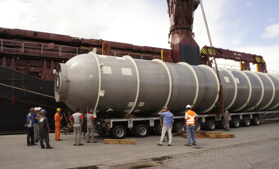 Porto de Paranaguá se especializa na movimentação de cargas especiais O acesso do Porto de Paranaguá para outras regiões (reta única para sair da cidade e ter acesso a rodovias, sem passar no meio de outras cidades para chegar a outros estados) é considerado um dos melhores do país, mas o esforço da administração do porto para facilitar a movimentação de cargas é reconhecido pelos operadores portuários.