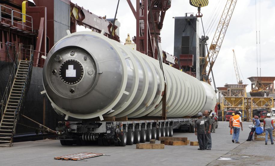 Porto de Paranaguá se especializa na movimentação de cargas especiais O porto está concluindo uma licitação para construção de um portão especial, com largura e capacidade de manobra facilitadas para esse tipo de peças, destinadas a grandes projetos. Em outra frente de trabalho, será preparada uma nova área, fora da zona primária do porto, para armazenagem de peças de grande porte.