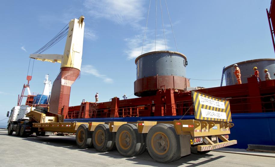 Porto de Paranaguá se especializa na movimentação de cargas especiais Receber equipamentos desta magnitude já não é mais novidade no Porto de Paranaguá, que nos últimos meses recebeu peças destinadas a diferentes projetos de grande porte. Até meados de 2012, o porto receberá cerca de 30 mil toneladas em peças para a construção da maior fábrica de celulose do mundo, que esta sendo feita em Três Lagoas (MS), da Eldorado Papel e Celulose, bem como peças da nova unidade da Arauco do Brasil. que está sendo instalada em Jaguaraíva, no Paraná.