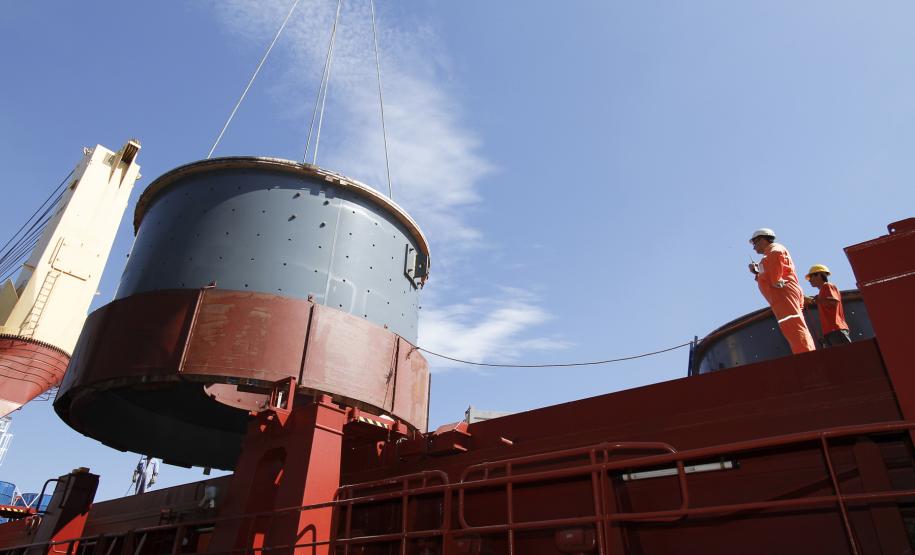 Porto de Paranaguá se especializa na movimentação de cargas especiais Receber equipamentos desta magnitude já não é mais novidade no Porto de Paranaguá, que nos últimos meses recebeu peças destinadas a diferentes projetos de grande porte. Além da adaptação logística dentro do Porto, o transporte do equipamento também exige cuidados.