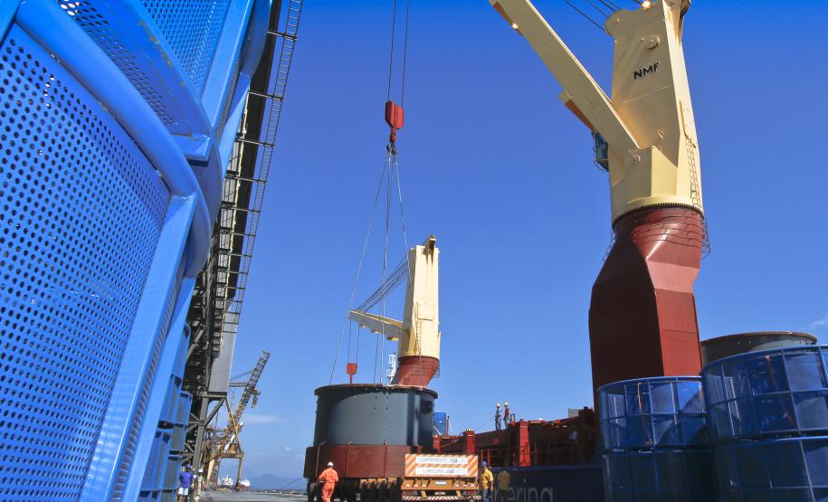 Porto de Paranaguá se especializa na movimentação de cargas especiais Esse tipo de operação portuária é caracterizada como uma operação especial. Exige definição prévia do berço de atracação, de acordo com o espaço disponível para manobrar as cargas e a capacidade do piso, além da logística para saída do terminal. Até meados de 2012, o porto receberá cerca de 30 mil toneladas em peças.