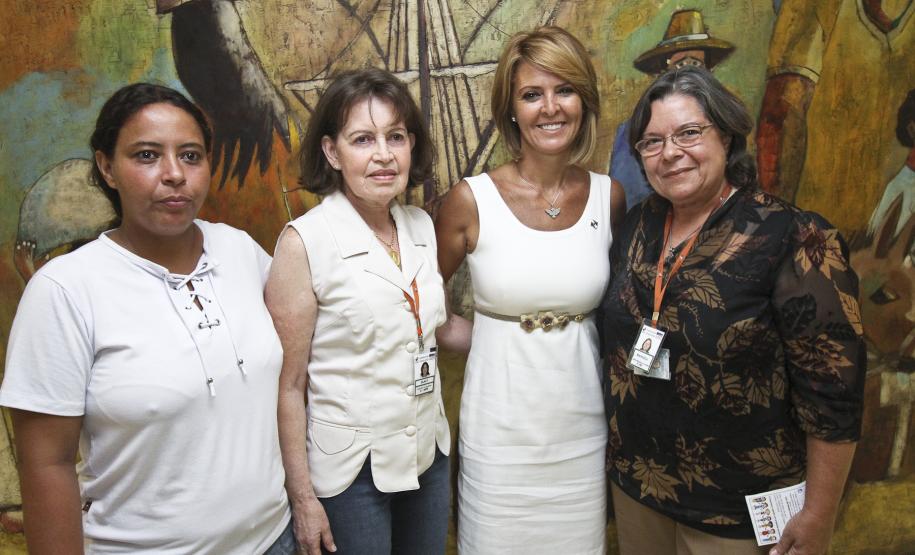 Fernanda Richa participa de homenagem às mulheres em Paranaguá Dos quase mil funcionários, estagiários e terceirizados que trabalham nos portos paranaenses, 120 são mulheres.