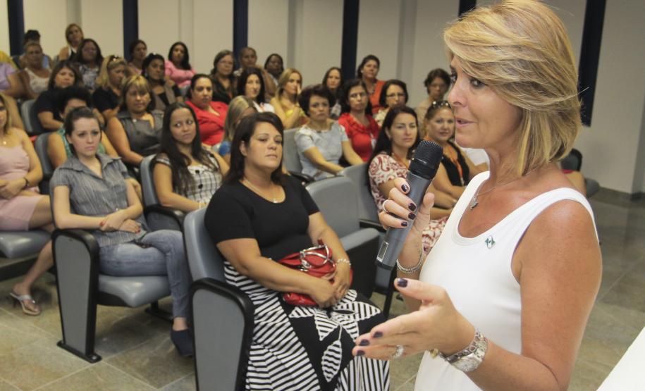 Fernanda Richa participa de homenagem às mulheres em Paranaguá A secretária estadual da família e desenvolvimento social, Fernanda Richa, participou nesta quinta-feira (08), em Paranaguá, das comemorações ao Dia Internacional da Mulher. O evento, promovido pela Administração dos Portos de Paranaguá e Antonina (Appa), foi realizado para homenagear as funcionárias da autarquia.