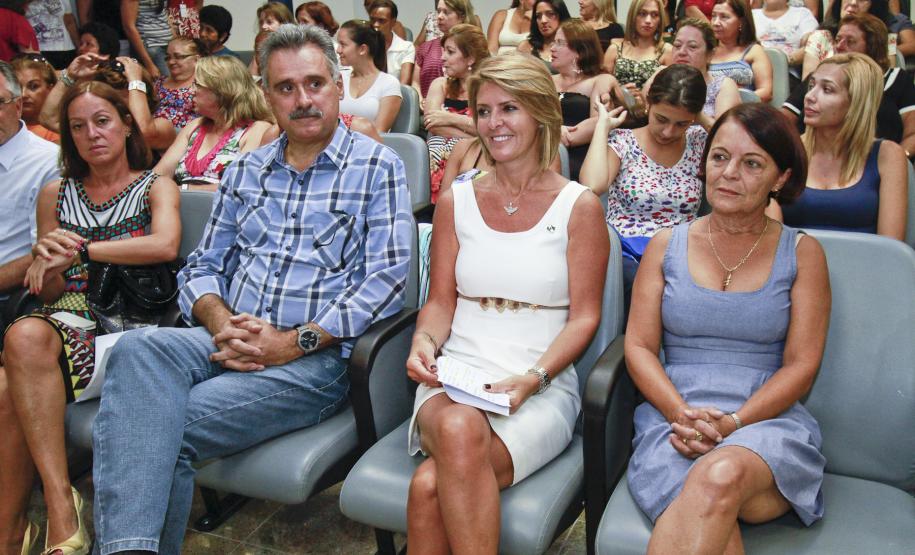 Fernanda Richa participa de homenagem às mulheres em Paranaguá A secretária estadual da família e desenvolvimento social, Fernanda Richa, participou nesta quinta-feira (08), em Paranaguá, das comemorações ao Dia Internacional da Mulher. O evento, promovido pela Administração dos Portos de Paranaguá e Antonina (Appa), foi realizado para homenagear as funcionárias da autarquia.