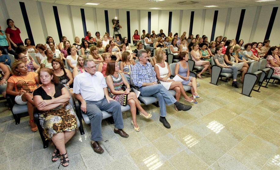 Fernanda Richa participa de homenagem às mulheres em Paranaguá A secretária estadual da família e desenvolvimento social, Fernanda Richa, participou nesta quinta-feira (08), em Paranaguá, das comemorações ao Dia Internacional da Mulher. O superintendente da Appa, Airton Maron, abriu a reunião e disse que o sucesso da atividade portuária é reflexo também do trabalho e dedicação das mulheres.
