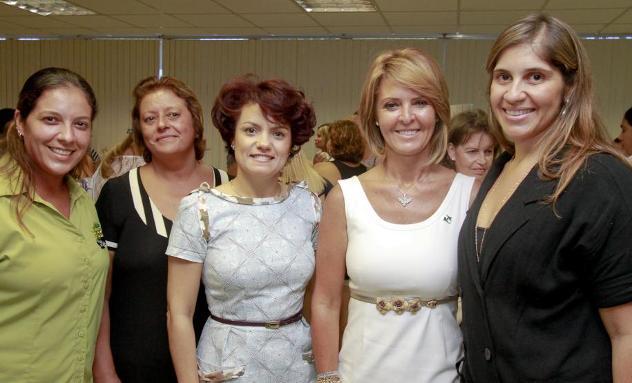 Fernanda Richa participa de homenagem às mulheres em Paranaguá A secretária estadual da família e desenvolvimento social, Fernanda Richa, participou nesta quinta-feira (08), em Paranaguá, das comemorações ao Dia Internacional da Mulher. O evento, promovido pela Administração dos Portos de Paranaguá e Antonina (Appa), foi realizado para homenagear as funcionárias da autarquia.