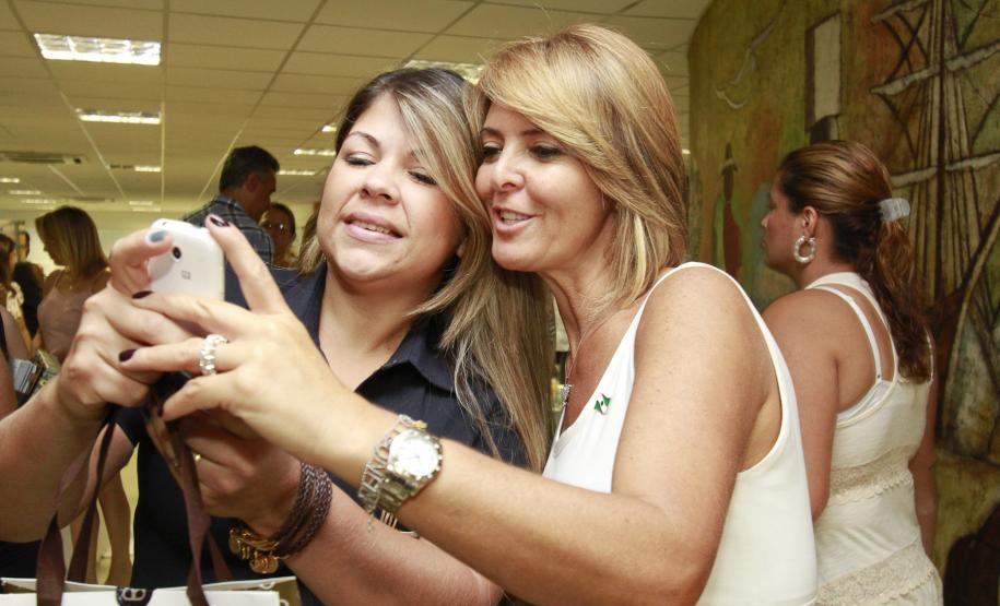Fernanda Richa participa de homenagem às mulheres em Paranaguá A secretária estadual da família e desenvolvimento social, Fernanda Richa, participou nesta quinta-feira (08), em Paranaguá, das comemorações ao Dia Internacional da Mulher. O evento, promovido pela Administração dos Portos de Paranaguá e Antonina (Appa), foi realizado para homenagear as funcionárias da autarquia.