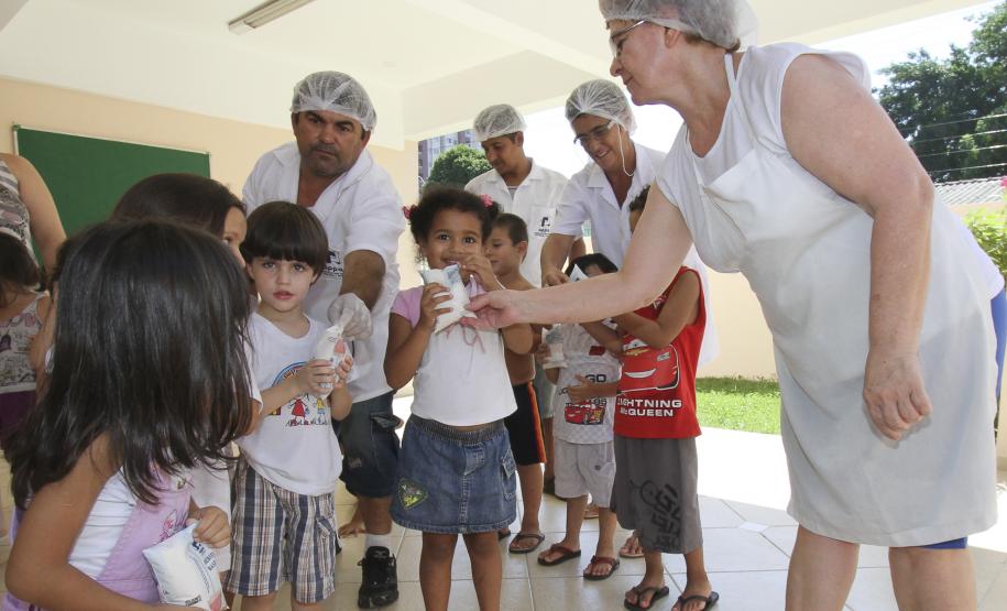 Porto de Paranaguá quer ampliar projeto social A Usina de Leite mantida pela Administração dos Portos de Porto de Paranaguá e Antonina, entregou 40 mil pacotes de 250 ml de leite de soja para entidades que atendem famílias carentes do município no segundo semestre do ano passado. O projeto atende 2.400 pessoas de 17 entidades por mês, que recebem o leite de soja para complementação alimentar.
