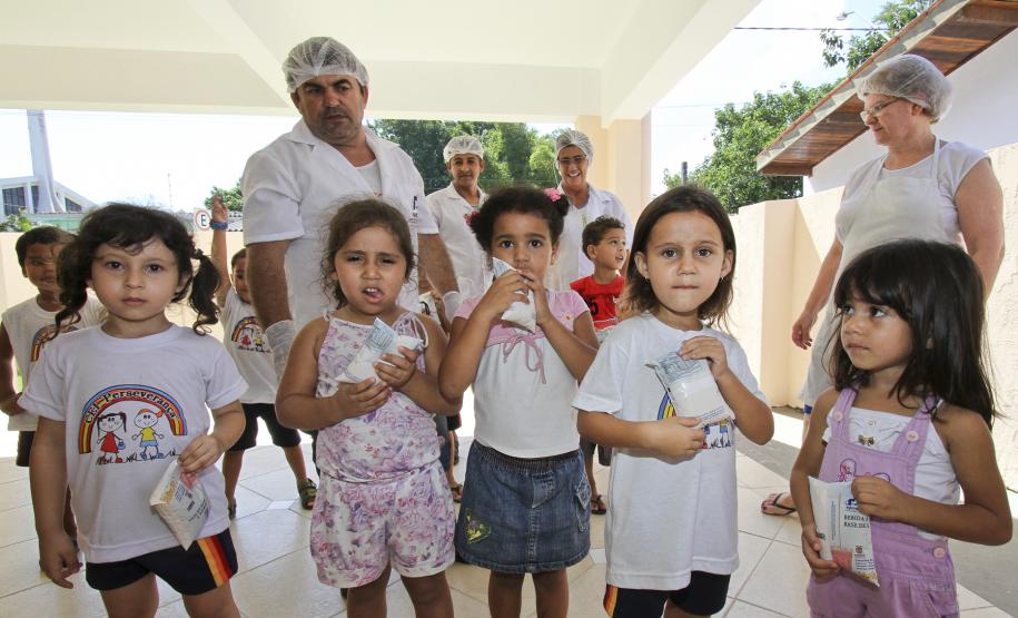 Porto de Paranaguá quer ampliar projeto social O leite de soja é um alimento muito rico em proteínas e representa um reforço importante na alimentação de centenas de crianças. Cada pacote de 250 ml de leite de soja produzido pela usina repõe até 30% das necessidades diárias de proteína de crianças e adultos.