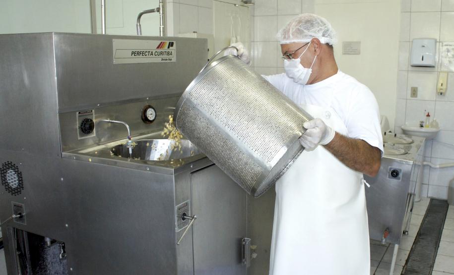 O projeto da Usina de Leite foi retomado pela Appa em julho de 2011 e conta com a parceria das empresas Pasa, Sal Diana, Tibagi, Marcon, Grano, América Latina Logística (ALL) e a Associação dos Operadores Portuários do Corredor de Exportação  (AOCEP), que doam os insumos para produção do leite. A capacidade atual do equipamento é de 750 litros por semana (3000 pacotes de 250 ml).