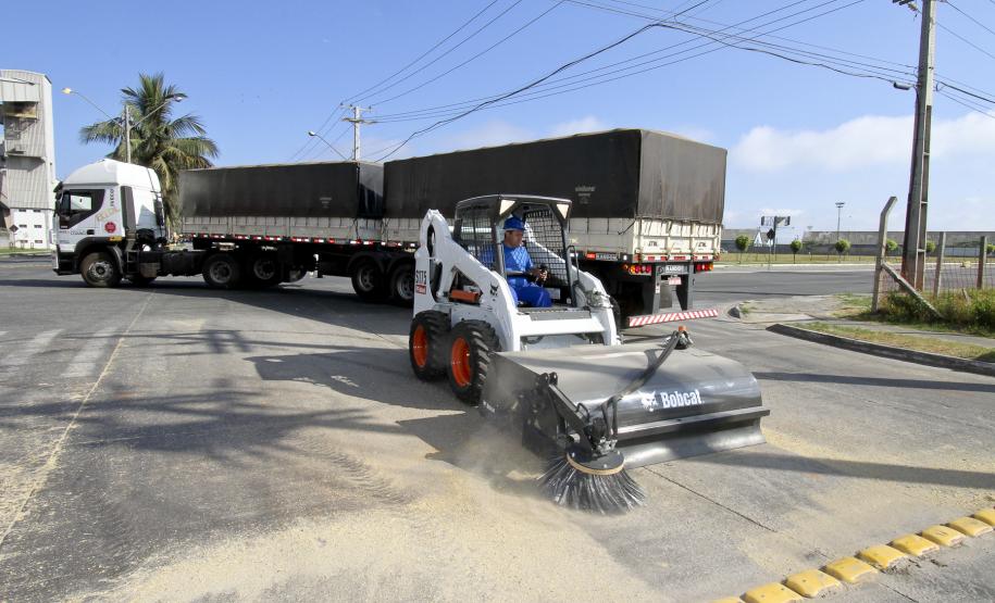 Porto de Paranaguá reforça sistema de limpeza das vias de acesso Cada uma das máquinas recolhe os resíduos, deposita numa caçamba e prossegue com a limpeza. As duas máquinas trabalham de segunda a sábado, com o auxílio de uma equipe de dez pessoas.